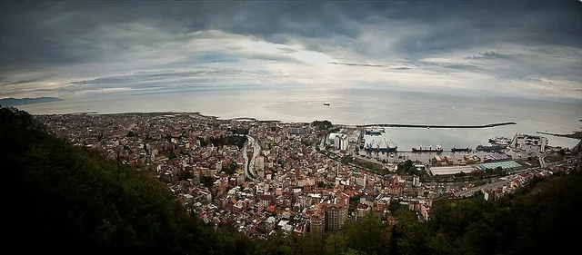 Boztepe'den görülen Trabzon şehir merkezi, liman ve Karadeniz.